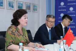 ЭЛЧИ ДУ ДЭВЕНЬ КЫТАЙДЫН ЖОГОРКУ ОКУУ ЖАЙЛАРЫНА ӨТКӨН 10 СТИПЕНДИАТТЫН ТИЗМЕСИН МИНИСТРГЕ ТАПШЫРДЫ