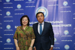 ЭЛЧИ ДУ ДЭВЕНЬ КЫТАЙДЫН ЖОГОРКУ ОКУУ ЖАЙЛАРЫНА ӨТКӨН 10 СТИПЕНДИАТТЫН ТИЗМЕСИН МИНИСТРГЕ ТАПШЫРДЫ