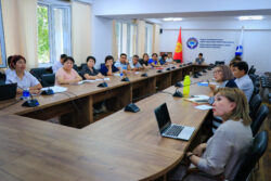 “ӨКМӨТТҮК АКСЕЛЕРАТОРЛОР”: 100 КҮНДӨ 5 МИҢ БАЛА МЕКТЕПКЕ ЧЕЙИНКИ БИЛИМ БЕРҮҮ МЕНЕН КАМСЫЗ БОЛДУ