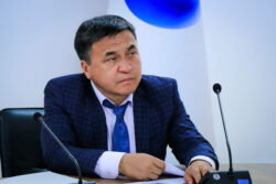 “ӨКМӨТТҮК АКСЕЛЕРАТОРЛОР”: 100 КҮНДӨ 5 МИҢ БАЛА МЕКТЕПКЕ ЧЕЙИНКИ БИЛИМ БЕРҮҮ МЕНЕН КАМСЫЗ БОЛДУ