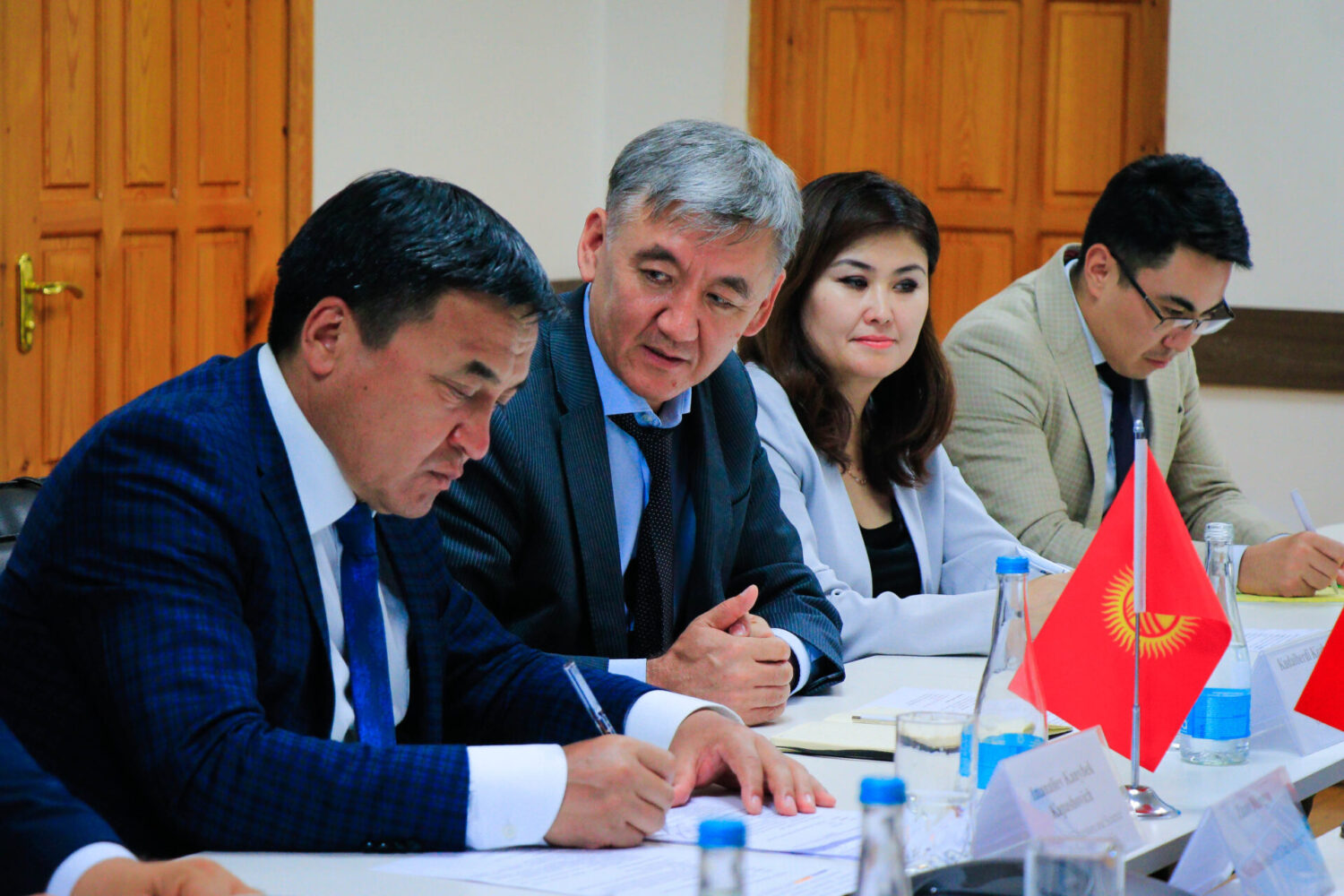 КЫРГЫЗСТАН МЕНЕН КЫТАЙДЫН ЖОГОРКУ ОКУУ ЖАЙЛАРЫ КЫЗМАТТАШТЫКТЫ КҮЧӨТӨТ