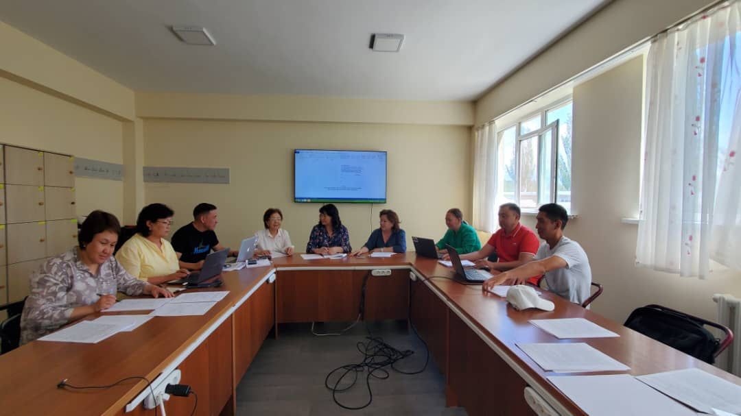 «АКЫЛМАН» ПРЕЗИДЕНТИК ЛИЦЕЙИ: ЖУМУШЧУ ТОП УЮМДАШТЫРУУЧУ ДОКУМЕНТТЕРДИН ДОЛБООРЛОРУН ИШТЕП ЧЫКТЫ