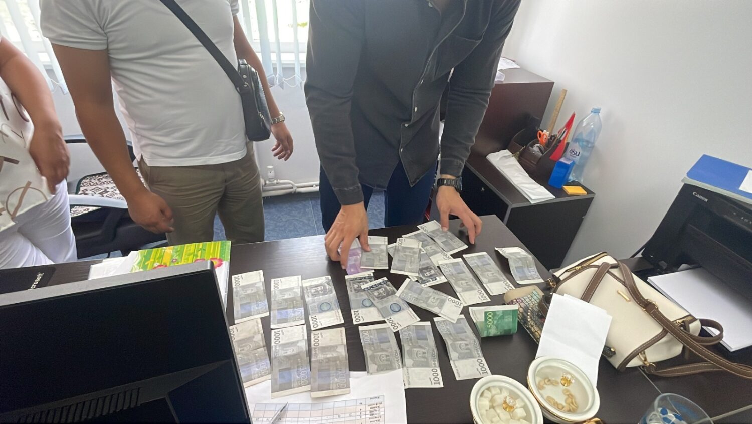 Бишкекте мектеп директору пара алып жаткан жеринен кармалды