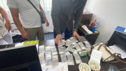 Бишкекте мектеп директору пара алып жаткан жеринен кармалды