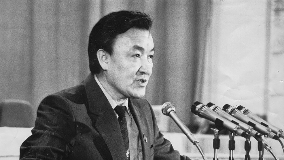 Мамлекеттик ишмер Насирдин Исановго “Кыргыз Республикасынын Баатыры” наамы ыйгарылды