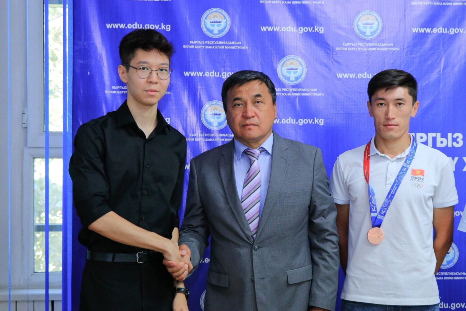 МИНИСТР КАНЫБЕК ИМАНАЛИЕВ ЭЛ АРАЛЫК МЕЛДЕШТЕРДИН ЖЕҢҮҮЧҮЛӨРҮ МЕНЕН ЖОЛУГУШТУ