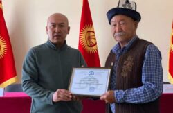 НАРЫН: СЕЛ КЫРСЫГЫНАН ЖАБЫРКАГАН ТУРАК ЖАЙЛАРГА МАТЕРИАЛДЫК КОЛДОО КӨРСӨТҮЛДҮ