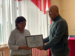 НАРЫН: СЕЛ КЫРСЫГЫНАН ЖАБЫРКАГАН ТУРАК ЖАЙЛАРГА МАТЕРИАЛДЫК КОЛДОО КӨРСӨТҮЛДҮ