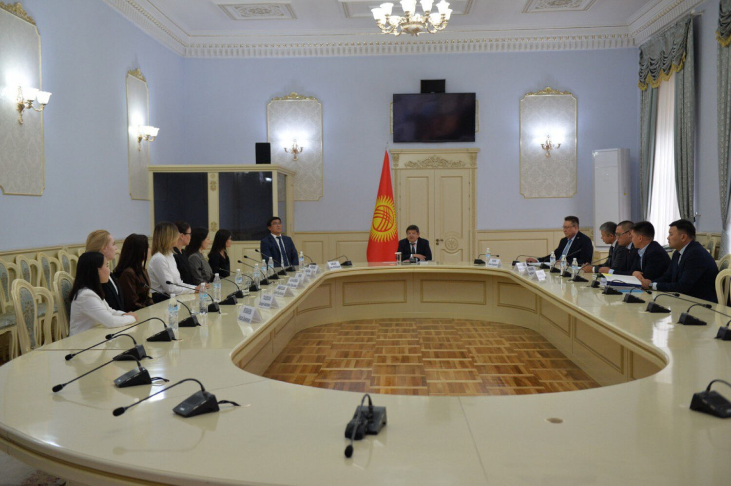 «Эл үмүтү» президенттик стипендиясынын жеңүүчүлөрүнө сертификаттар тапшырылды