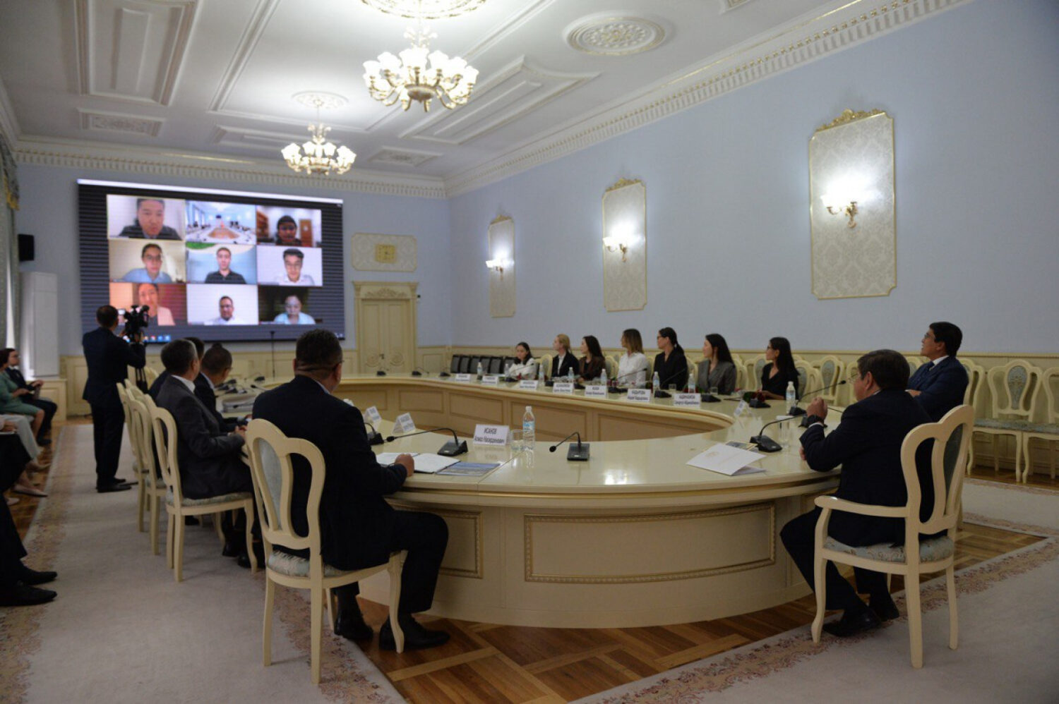 «Эл үмүтү» президенттик стипендиясынын жеңүүчүлөрүнө сертификаттар тапшырылды