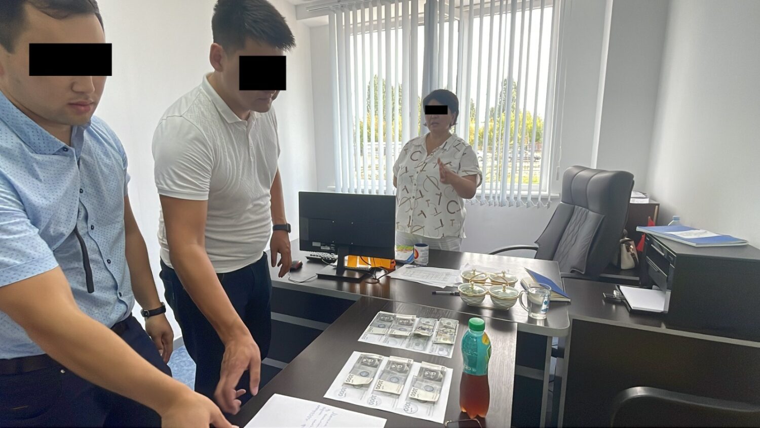 Бишкекте мектеп директору пара алып жаткан жеринен кармалды