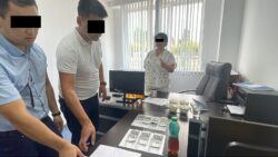 Бишкекте мектеп директору пара алып жаткан жеринен кармалды