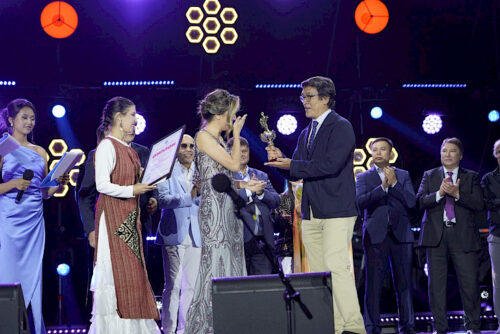 "Мейкин Азия" фестивалынын баш байгесин казакстандык ырчы жеңип алды