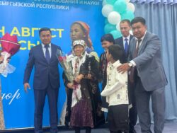 БИЛИМ БЕРҮҮНҮН МЫКТЫЛАРЫ СЫЙЛАНДЫ