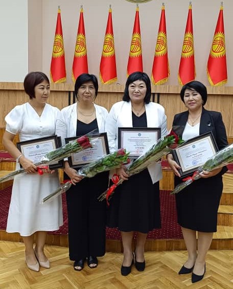 “ӨКМӨТТҮК АКСЕЛЕРАТОРЛОР” ПРОГРАММАСЫН ИШКЕ АШЫРУУ БОЮНЧА ЖУМУШЧУ ТОПТУН МҮЧӨЛӨРҮ СЫЙЛАНДЫ