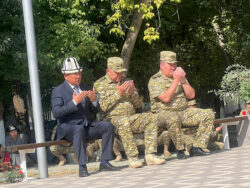 Баткенде чек арадагы жаңжалда каза болгон аскерлердин элесине арналган мемориал ачылды