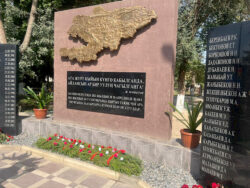 Баткенде чек арадагы жаңжалда каза болгон аскерлердин элесине арналган мемориал ачылды