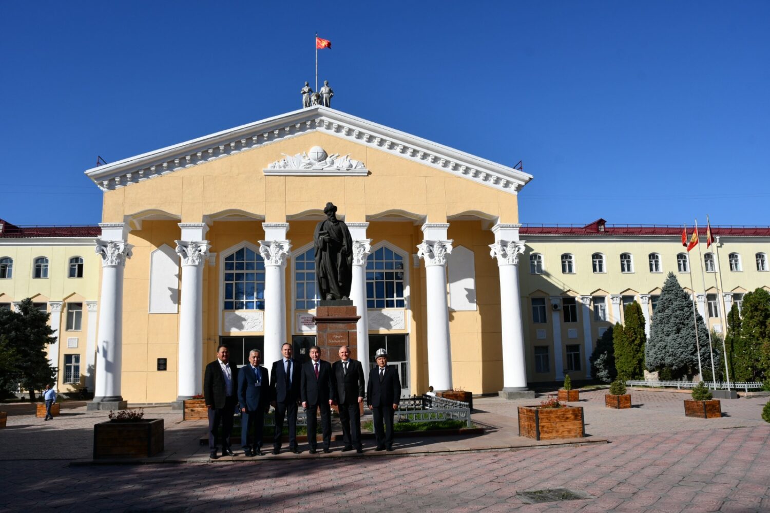 ПОМОГАЕТ СТРОИТЬ МОСТЫ ДРУЖБЫ