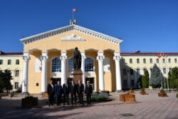 ПОМОГАЕТ СТРОИТЬ  МОСТЫ ДРУЖБЫ