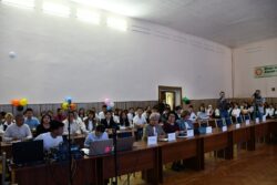 ПОМОГАЕТ СТРОИТЬ  МОСТЫ ДРУЖБЫ