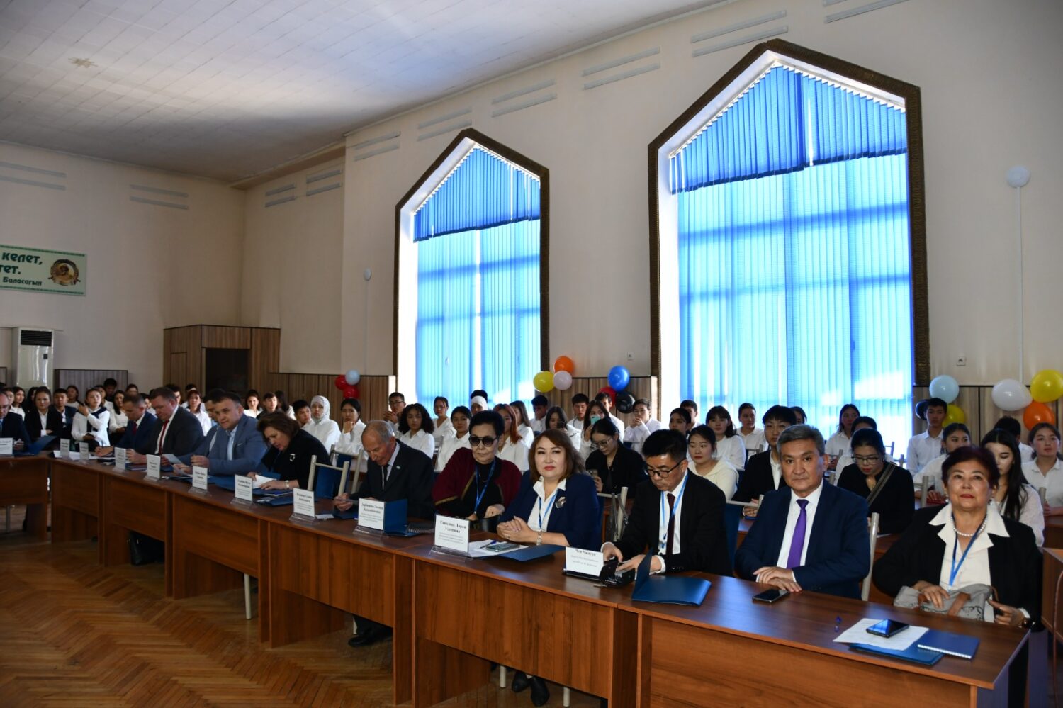 ПОМОГАЕТ СТРОИТЬ МОСТЫ ДРУЖБЫ