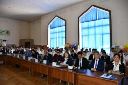 ПОМОГАЕТ СТРОИТЬ  МОСТЫ ДРУЖБЫ