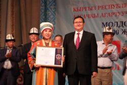 Эгемендүүлүктүн 32 жылдыгына карата өткөрүлгөн эл аралык айтыштын жеңүүчүлөрүнө байгелер тапшырылды