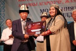 Эгемендүүлүктүн 32 жылдыгына карата өткөрүлгөн эл аралык айтыштын жеңүүчүлөрүнө байгелер тапшырылды