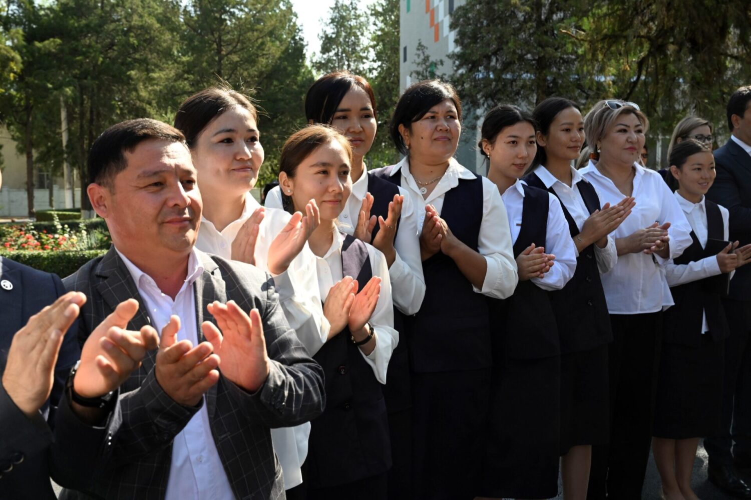 БИЛИМ КҮНҮ: ПРЕЗИДЕНТ БИЛИМ УЯСЫНА БАРДЫ