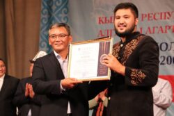 Эгемендүүлүктүн 32 жылдыгына карата өткөрүлгөн эл аралык айтыштын жеңүүчүлөрүнө байгелер тапшырылды