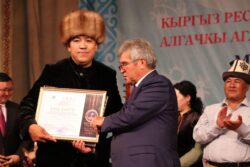 Эгемендүүлүктүн 32 жылдыгына карата өткөрүлгөн эл аралык айтыштын жеңүүчүлөрүнө байгелер тапшырылды