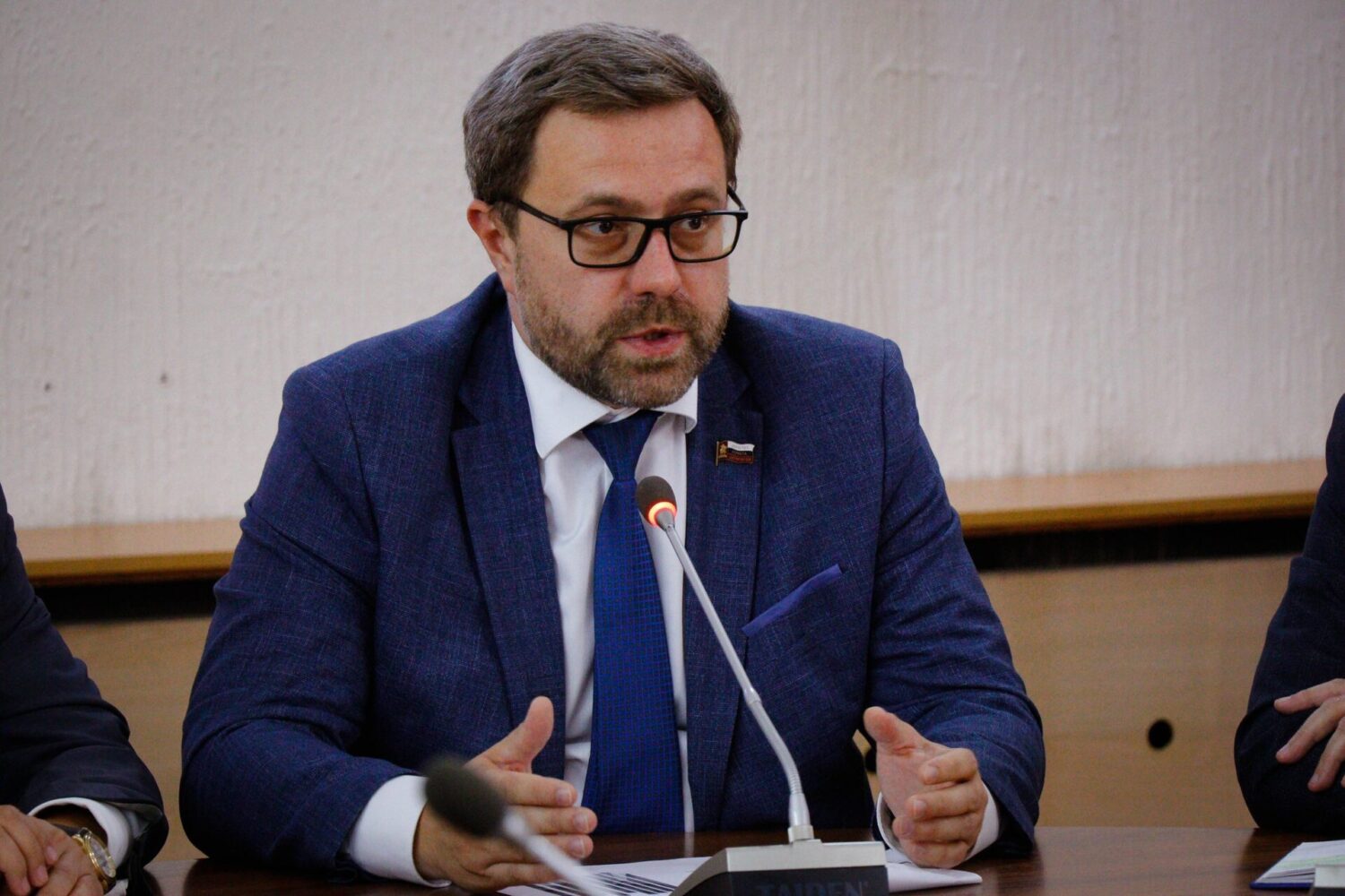 УЛАНБЕК УСЕКОВ КЫРГЫЗ-ОРУС СЛАВЯН УНИВЕРСИТЕТИНИН ЭМГЕК ЖАМААТЫНА ДЕНИС ФОМИН-НИЛОВДУ ТААНЫШТЫРДЫ