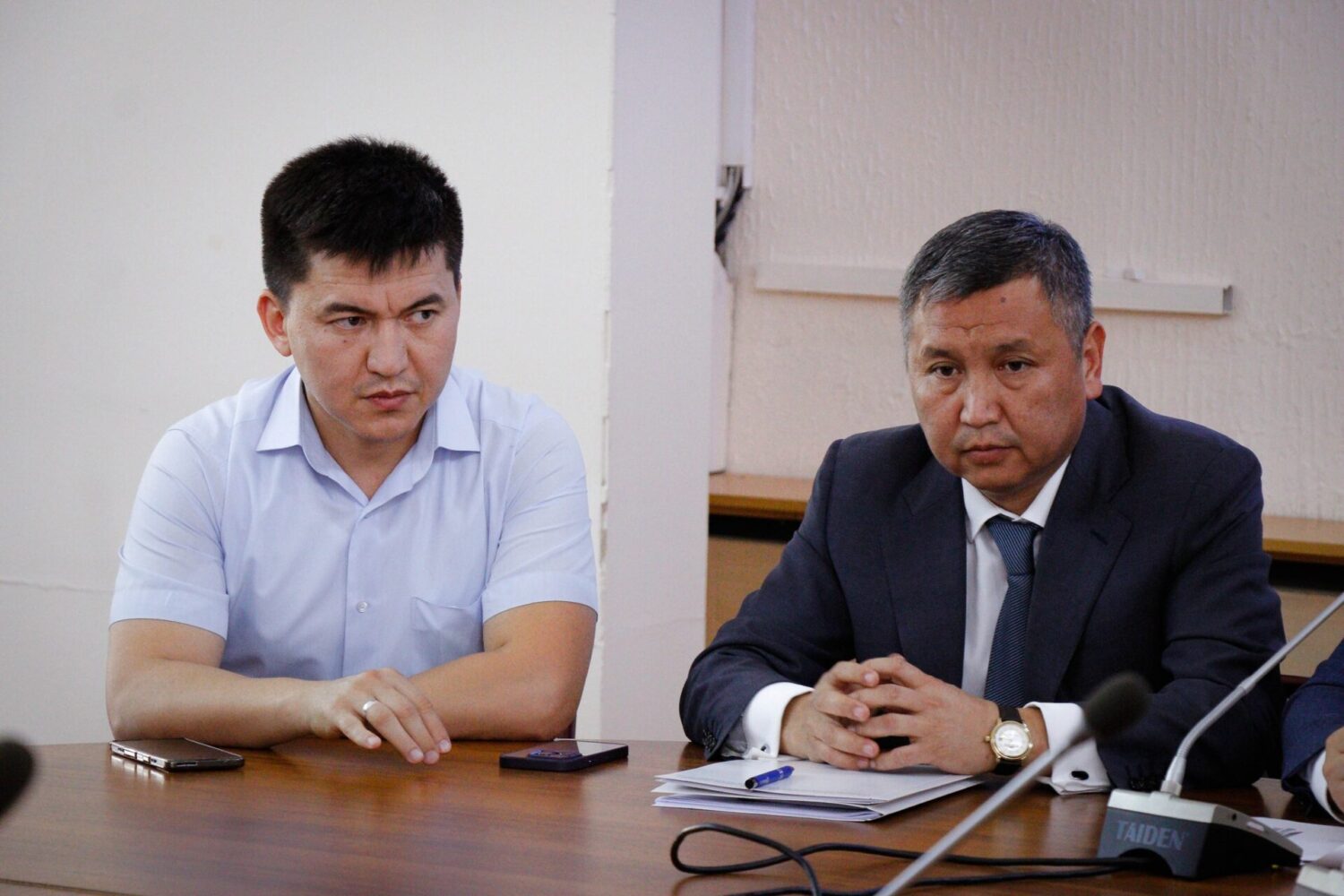 УЛАНБЕК УСЕКОВ КЫРГЫЗ-ОРУС СЛАВЯН УНИВЕРСИТЕТИНИН ЭМГЕК ЖАМААТЫНА ДЕНИС ФОМИН-НИЛОВДУ ТААНЫШТЫРДЫ