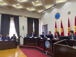 Ош: Акыйкатчы укук коргоо органдарынын өкүлөрү менен жолугуп, жарандардын укуктарын сактоону талап кылды