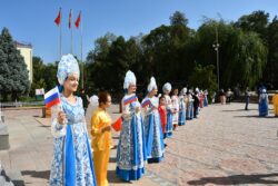 ПОМОГАЕТ СТРОИТЬ  МОСТЫ ДРУЖБЫ