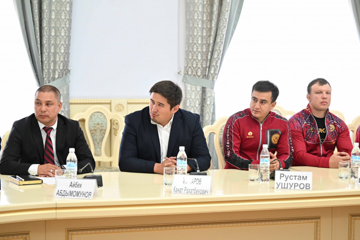 Минкабдын төрагасы дүлөйлөр жана угуусу начар спортчуларга акчалай сыйлыктарды тапшырды