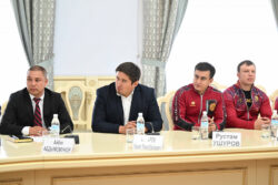 Минкабдын төрагасы дүлөйлөр жана угуусу начар спортчуларга акчалай сыйлыктарды тапшырды