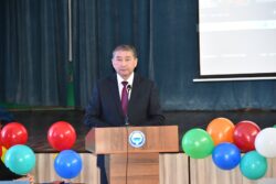 ПОМОГАЕТ СТРОИТЬ  МОСТЫ ДРУЖБЫ