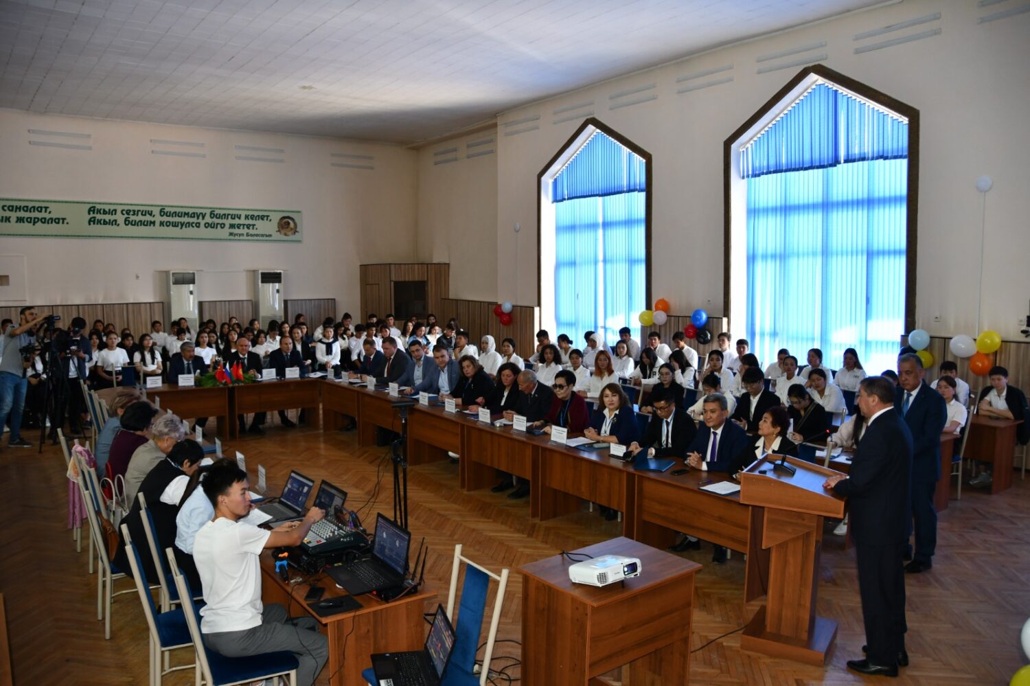 ПОМОГАЕТ СТРОИТЬ МОСТЫ ДРУЖБЫ