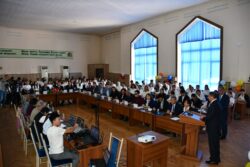 ПОМОГАЕТ СТРОИТЬ  МОСТЫ ДРУЖБЫ