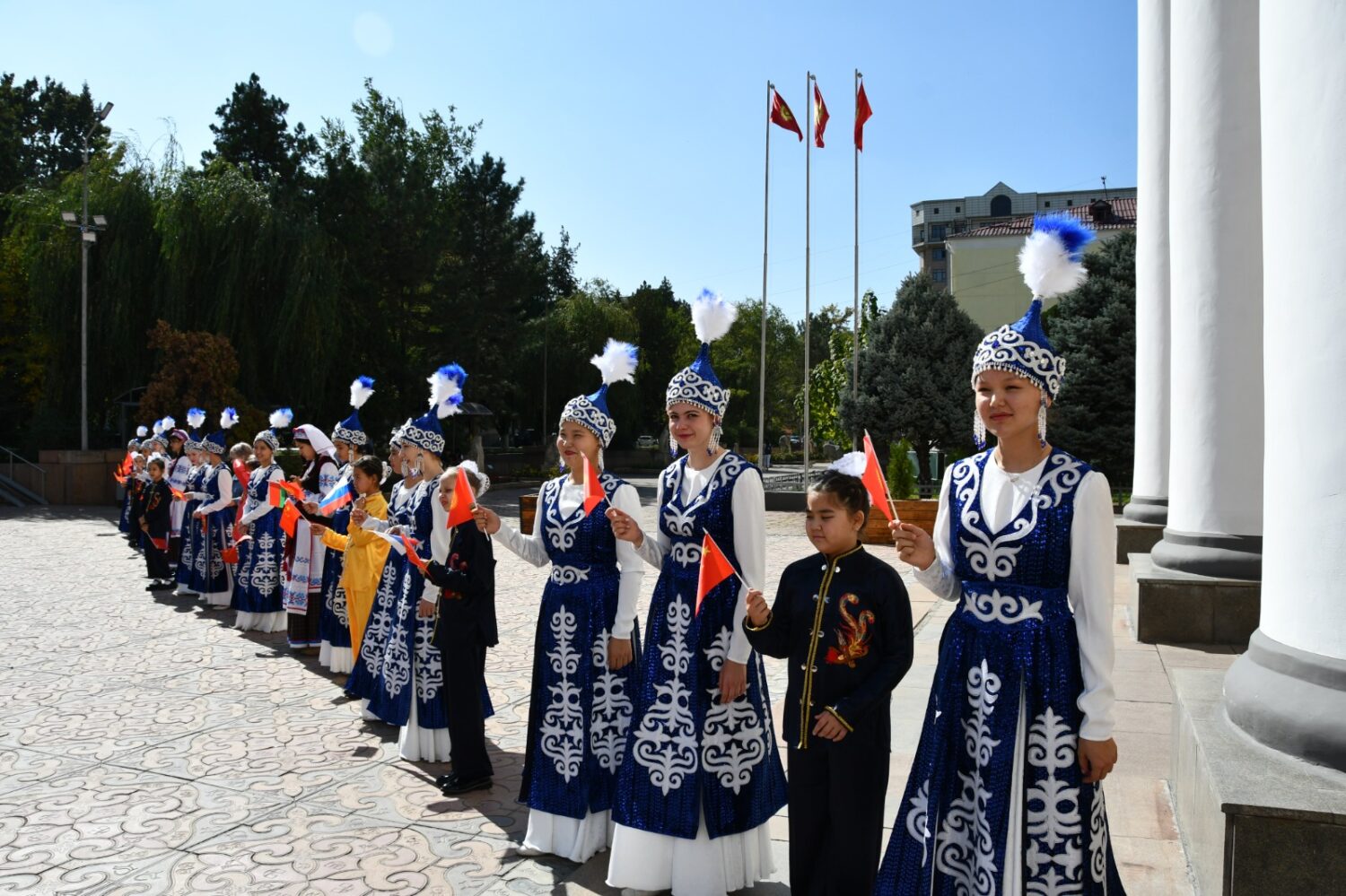 ПОМОГАЕТ СТРОИТЬ МОСТЫ ДРУЖБЫ