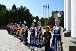 ПОМОГАЕТ СТРОИТЬ МОСТЫ ДРУЖБЫ