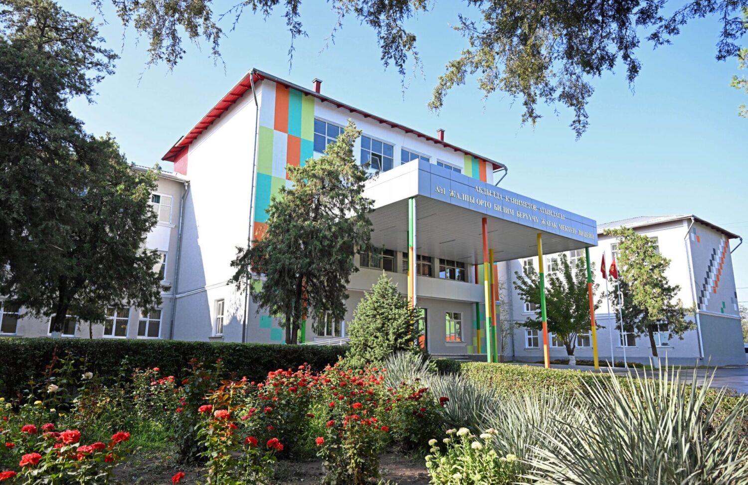 БИЛИМ КҮНҮ: ПРЕЗИДЕНТ БИЛИМ УЯСЫНА БАРДЫ