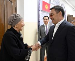 БИЛИМ КҮНҮ: ПРЕЗИДЕНТ БИЛИМ УЯСЫНА БАРДЫ