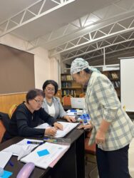 ТАРБИЯЧЫЛАРДЫ ОКУТУУЧУ МАШЫКТЫРУУЧУЛАР ТРЕНИНГДЕН ӨТҮП ЖАТЫШАТ