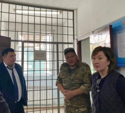 Акыйкатчы Жалал-Абаддагы аялдар жана өспүрүмдөрдүн тергөө абагына барды