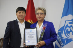 Борбор калаанын акимдери мугалимдерди кесиптик майрамы менен куттуктады