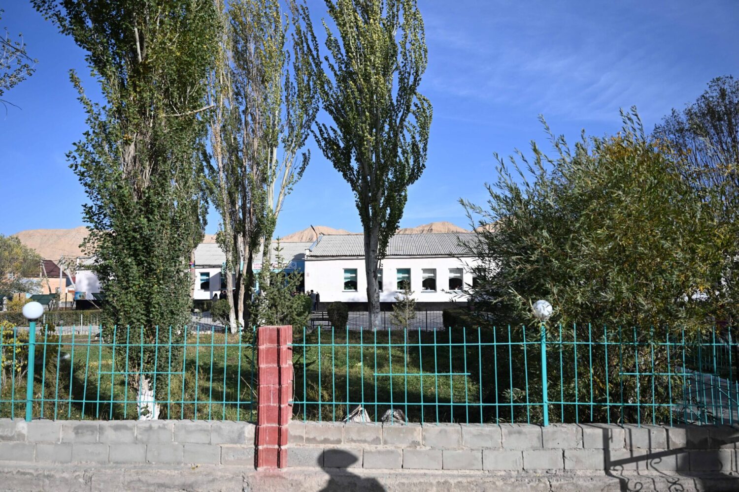 ТӨРАГА НУРЛАНБЕК ШАКИЕВ НАРЫН ШААРЫНДА ЖАЙГАШКАН СОЦИАЛДЫК МЕКЕМЕЛЕРДИН АБАЛЫ МЕНЕН ТААНЫШТЫ