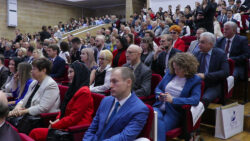 МИНИСТР ДОГДУРКҮЛ КЕНДИРБАЕВА КЫРГЫЗ-РОССИЯ СЛАВЯН УНИВЕРСИТЕТИНИН ЖАМААТЫН ЖАНА СТУДЕНТТЕРИН ЮБИЛЕЙИ МЕНЕН КУТТУКТАДЫ