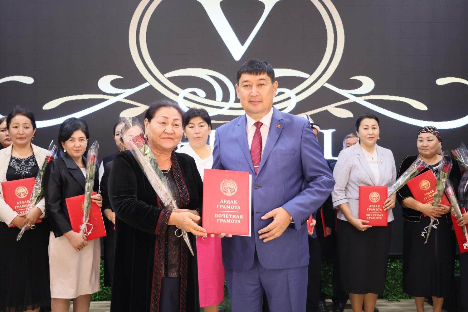 ОШТО МУГАЛИМДЕРДИН КЕСИПТИК МАЙРАМЫ БЕЛГИЛЕНДИ